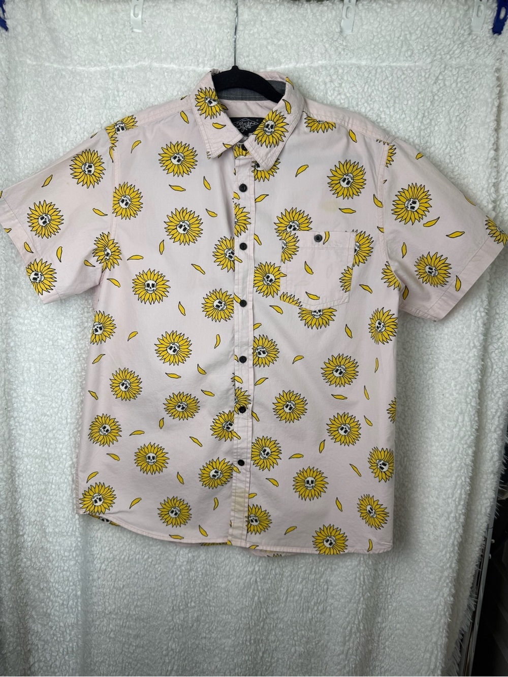 Eighty Eight Men's Pink Short Sleeve Button-Up Sunflowers/Skulls